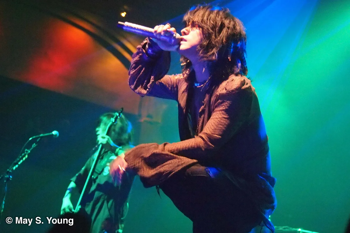 VAMPSの公演でマイクを持って歌うHYDEの資料写真