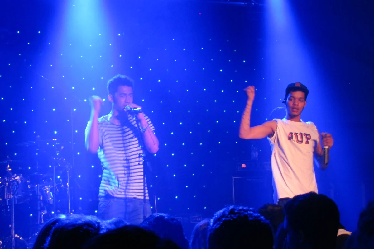 2012年のケンブリッジ公演で演奏するRizzle Kicksの資料写真