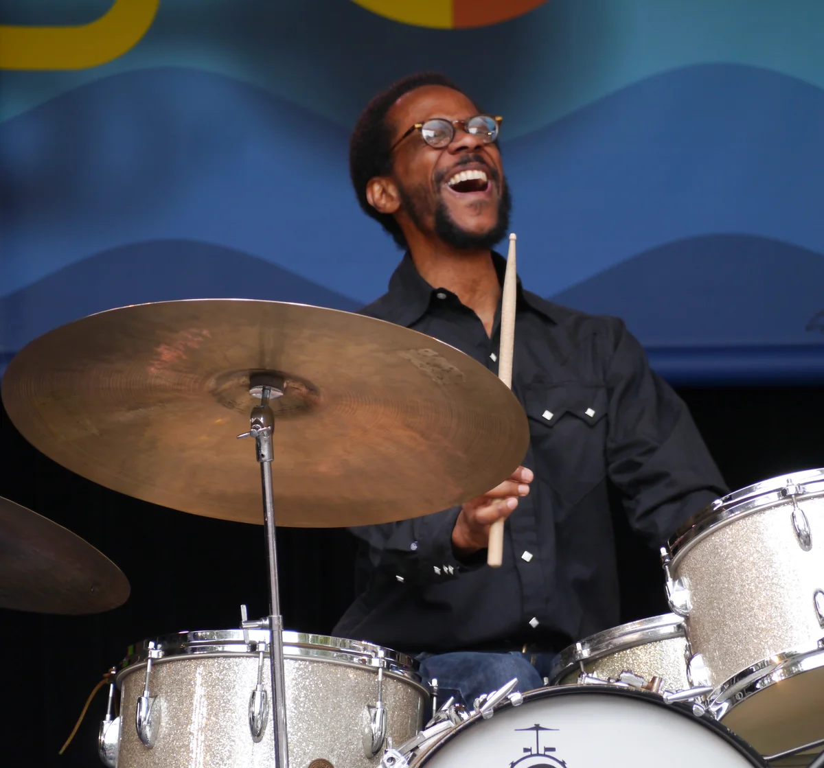 2014年のMonterey Jazz Festivalでドラムスを演奏するブライアン・ブレイドの資料写真